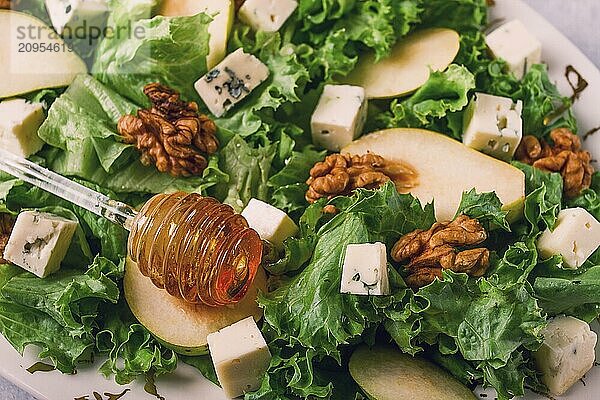 Keto Salat  Birne mit Blauschimmelkäse und Walnuss  selektiver Fokus  keine Menschen  Nahaufnahme