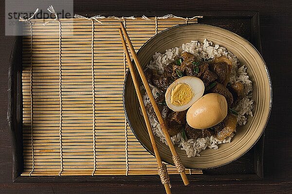 Gedämpfte Eier mit Schweinebauch und Reis  chinesisches Essen  hausgemacht  selektiver Fokus  rustikal  keine Menschen