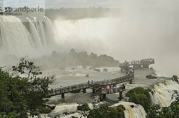 Schönes Foto der Iguassu Wasserfälle  des höchsten Wasserflusses der Welt  Foz do Iguacu  Parana  Brasilien  Südamerika