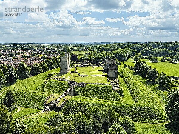 Helmsley Castle aus einer Drohne  North York Moors National Park  North Yorkshire  England  Großbritannien  Europa