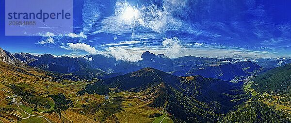 Der Picberg  hinten die Gipfel der Langkofelgruppe  umhüllt mit Nebelschwaden  Weitwinkel-Panoramaaufnahme  Drohnenaufnahme  Grödnertal  Dolomiten  Autonome Provinz Bozen  Südtirol  Italien  Europa