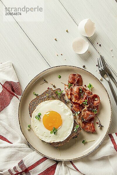 Frühstück  Spiegelei mit Speck  mikro grün  auf einem hellen Hintergrund  keine Menschen  selektiver Fokus