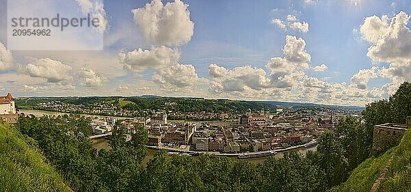 Blick über die historische Altstadt von Passau von der Veste Oberhaus  Bayern  Deutschland  Europa