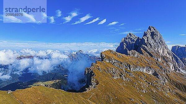 Die Gipfel Sas Rigais und Furchetta der Geislergruppe  Drohnenaufnahme  Grödnertal  Dolomiten  Autonome Provinz Bozen  Südtirol  Italien  Europa