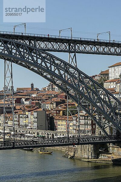 Sehenswürdigkeit  Architektur  Blick von Vila Nova de Gaia auf die Brücke Ponte Dom Luis I und die Altstadt von Porto  Portugal  Europa