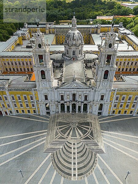 Luftperspektive eines barocken Palastes mit hohen Türmen und einem großen  symmetrischen Platz mit markanter Treppe  Luftaufnahme  Palast  Palácio Nacional de Mafra  Lissabon  Lisboa  Portugal  Europa