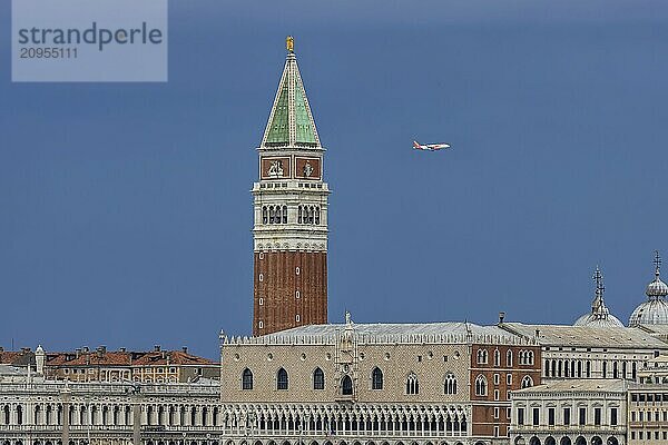 Stadtansicht Venedig  Ausblick vom Canale della Giudecca auf die Stadt. Markusplatz  Markusdom  Basilica di San Marco  Markusturm  Campanile San Marco  Dogenpalast  Palazzo Ducale  Venedig  Venezia  Venetien  Italien  Europa