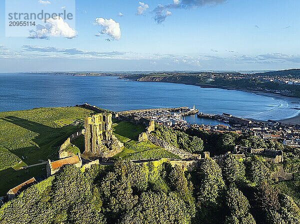 Scarborough Castle aus einer Drohne  Scarborough  North Yorkshire  England  Großbritannien  Europa