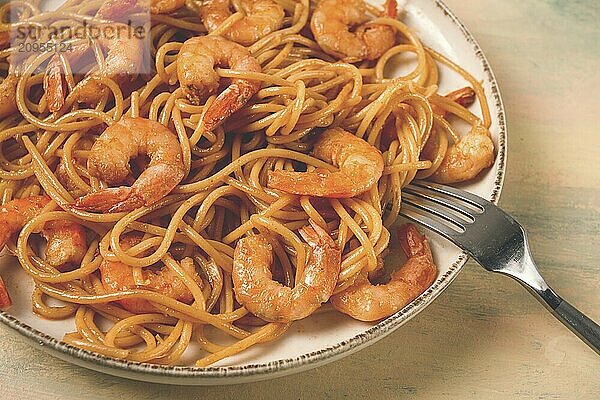 Spaghetti mit Königskrabben  mit Gewürzen  Draufsicht  selektiver Fokus  hausgemacht  ohne Personen