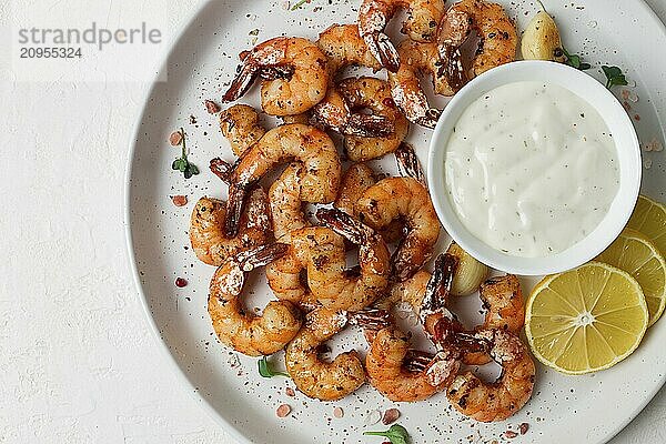 Gebratene Garnelen  ohne Kopf  mit Gewürzen  gegrillt  hausgemacht  ohne Menschen