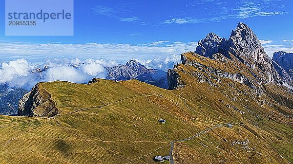 Die Gipfel Sas Rigais und Furchetta der Geislergruppe  Drohnenaufnahme  Grödnertal  Dolomiten  Autonome Provinz Bozen  Südtirol  Italien  Europa