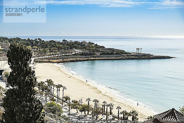 Blick auf die Bucht und den Stadtstrand vom Aussichtspunkt am Ende der Rambla Nova  der Balcón Mediterráneo  Balkon zum Mittelmeer in Tarragona  Spanien  Europa