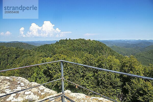 Grenzüberschreitende Burgenwanderung im Biosphärenreservat Pfälzerwald-Nordvogesen: Blick von der Hohenburg im Elsass auf die in unmittelbarer Nähe gelegene Wegelnburg im Pfälzerwald