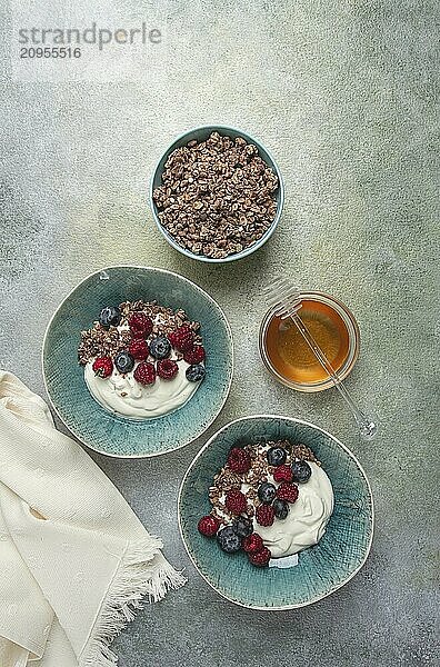 Frühstück  zwei Schalen  Joghurt  Müsli mit Beeren und Honig  selbst gemacht  keine Leute