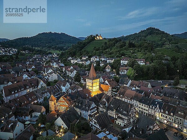 Die Altstadt von Gengenbach zur blauen Stunde  mit dem Haigeracher Tor  Stadttor  und der Jakobuskapelle  Berglekapelle auf einem Weinberg  Sehenswürdigkeiten und Wahrzeichen von Gengenbach  Luftbild  Nachtaufnahme  Ortenaukreis  Baden-Württemberg  Deutschland  Europa