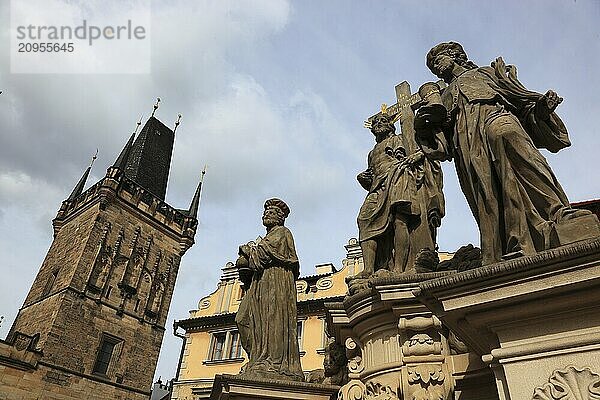 Die Heiligen auf der Karlsbruecke und der Brueckenturm auf der Kleinseite  Prag  Tschechien  Europa