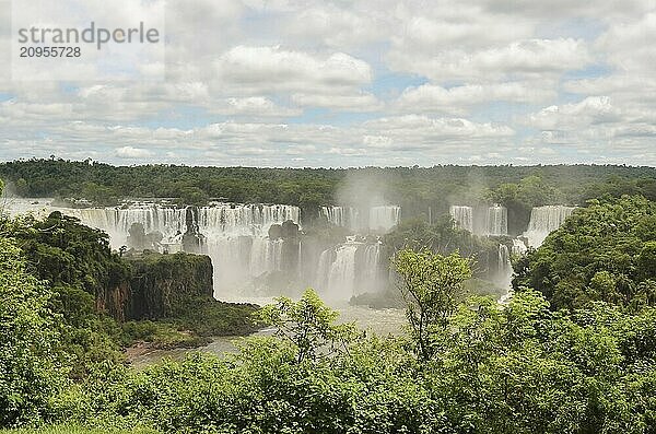 Schönes Foto der Iguassu Wasserfälle  des höchsten Wasserflusses der Welt  Foz do Iguacu  Parana  Brasilien  Südamerika