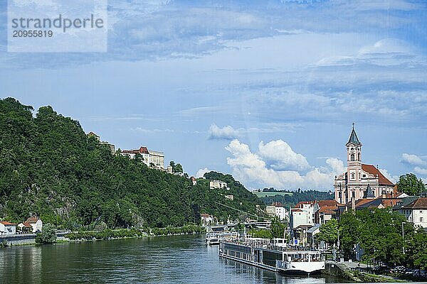 Blick über die Donau auf die Veste Oberhaus und die Kirche  Passau  Bayern  Deutschland  Europa