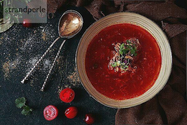 Traditionelles georgisches Gericht scharfe Tomate  Kharcho Suppe  auf dunklem Hintergrund  ohne Menschen  Ansicht von oben