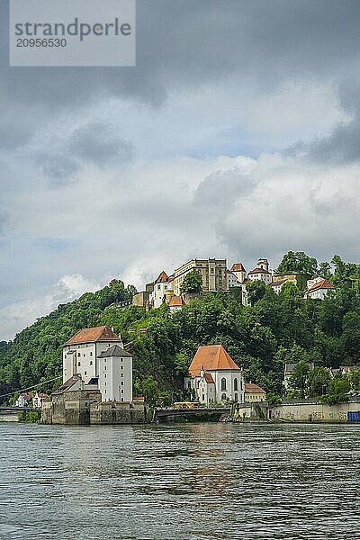 Blick von der Danubia auf die Veste Oberhaus  Passau  Bayern  Deutschland  Europa