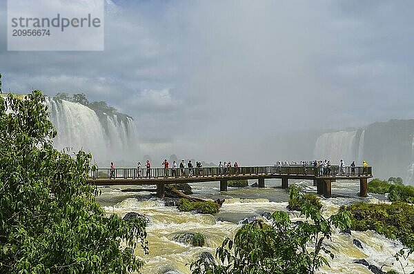 Schönes Foto der Iguassu Wasserfälle  des höchsten Wasserflusses der Welt  Foz do Iguacu  Parana  Brasilien  Südamerika