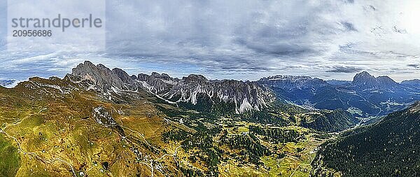 Dunkle Wolken über der Geisler und Puez-Gruppe  Weitwinkel-Panoramaaufnahme  Drohnenaufnahme  Grödnertal  Dolomiten  Autonome Provinz Bozen  Südtirol  Italien  Europa