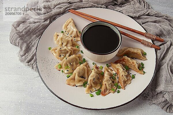 Japanische Gyoza Knödel  gebraten  mit Soße  Draufsicht  ohne Personen  getönt  selektiver Fokus