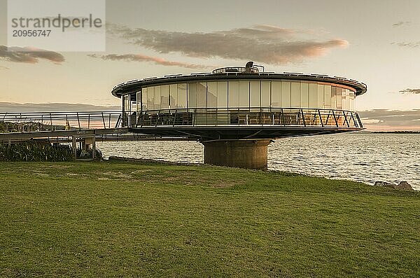 Porto Alegre  Rio Grande do Sul  Brasilien  29. März 2021: Panoramarestaurant an der Uferpromenade von Guaíba in der Silhouette bei Sonnenuntergang  Südamerika