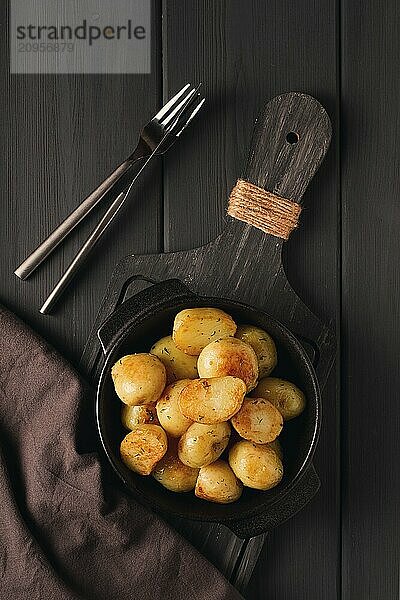 Frisch gekochte  neue Kartoffeln  mit Dill  auf einem Holztisch  selektiver Fokus. Nahaufnahme  Tonung  keine Personen