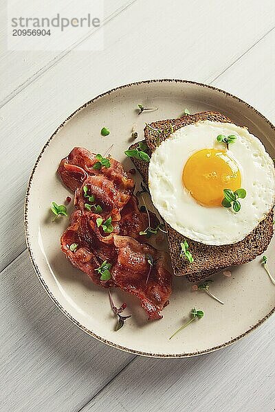 Frühstück  Spiegelei mit Speck  mikro grün  auf einem hellen Hintergrund  keine Menschen  selektiver Fokus