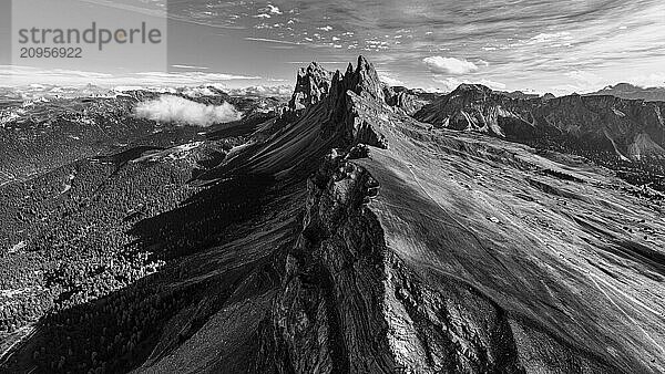 Die Gipfel Sas Rigais und Furchetta der Geislergruppe  Drohnenaufnahme  Schwarz-Weißaufnahme  Grödnertal  Dolomiten  Autonome Provinz Bozen  Südtirol  Italien  Europa