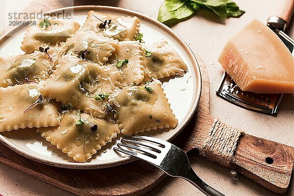 Ravioli mit Spinat und Käse  vegetarisches Essen  auf einem beigen Hintergrund  keine Menschen.selektiver Fokus  rustikal