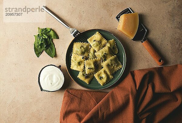 Ravioli mit Spinat und Käse  vegetarisches Essen  auf einem beigen Hintergrund  keine Menschen.selektiver Fokus  rustikal