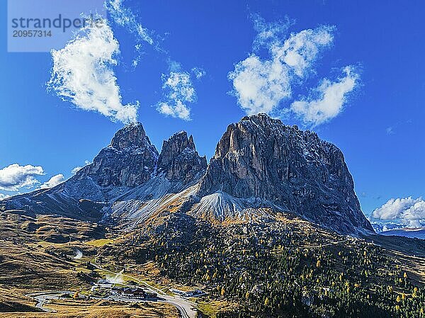 Die Gipfel der Langkofelgruppe  Sellajoch  Drohnenaufnahme  Grödnertal  Dolomiten  Autonome Provinz Bozen  Südtirol  Italien  Europa