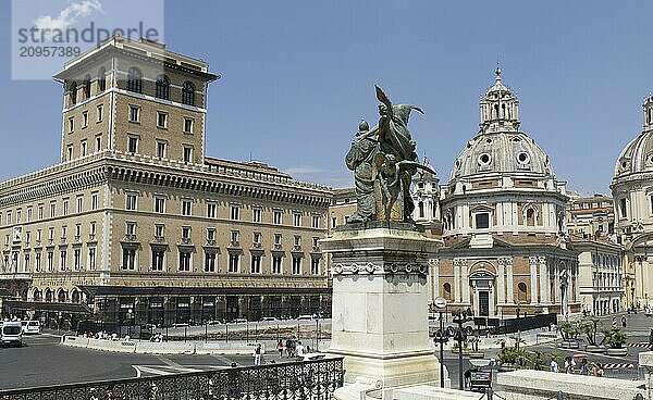 Blick vom Monumento Vittorio Emanuele II  Piazza Venezia  auf die Preffeture  die Kirche Santa Maria di Loreto  dahinter die Zwillingskirche Santissimo Nome di Maria al Foro Traiano  Rom  Italien  Europa