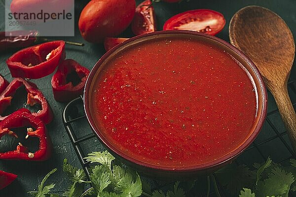 Tomatensauce  Tomaten und Paprika  georgische Satsebeli Sauce  mit Zutaten auf dunklem Hintergrund  Draufsicht  Nahaufnahme  ohne Personen