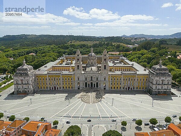 Luftaufnahme eines barocken Palastes mit symmetrischem Design  umgeben von einer grünen Landschaft und quadratischem Platz  Luftaufnahme  Palast  Palácio Nacional de Mafra  Lissabon  Lisboa  Portugal  Europa