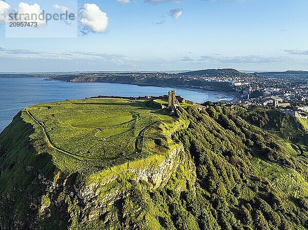 Scarborough Castle aus einer Drohne  Scarborough  North Yorkshire  England  Großbritannien  Europa