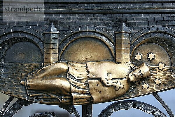 Teil vom Denkmal zur Erinnerung an die Ertraenkung von Johannes Nepomuk auf der Karlsbruecke  Prag  Tschechien  Europa