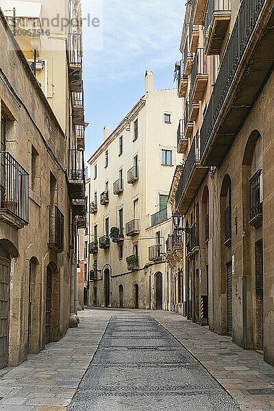 Leere Gasse in der Altstadt von Tarragona  Spanien  Europa