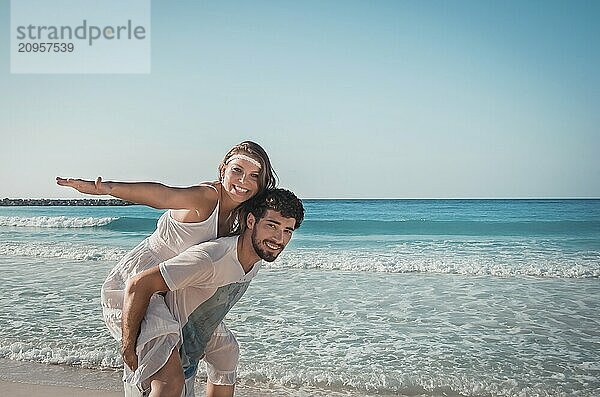 Ein Liebespaar umarmt sich am Strand der Karibik