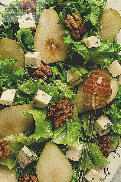 Keto Salat  Birne mit Blauschimmelkäse und Walnuss  selektiver Fokus  keine Menschen  Nahaufnahme