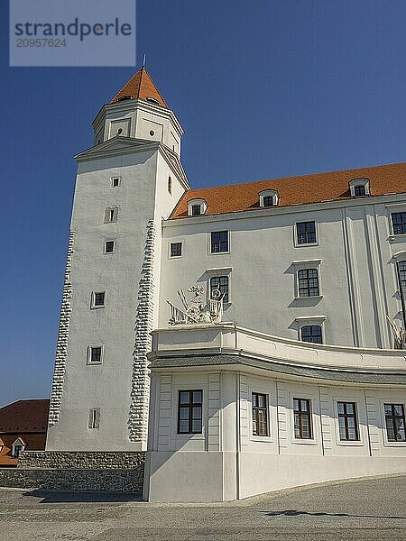 Frontale Aufnahme eines weißen Turms eines barocken Schlosses unter klarem blauen Himmel  bratislava  slovakei