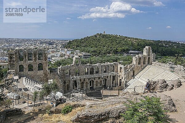 Blick von der Akropolis auf das Odeon des Herodes Atticus und Athen  Griechenland  Europa