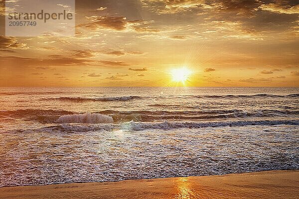 Strandurlaub Urlaub Hintergrund  friedliche heiteren Morgen Sonnenaufgang am Strand. Chennai  Indien  Asien