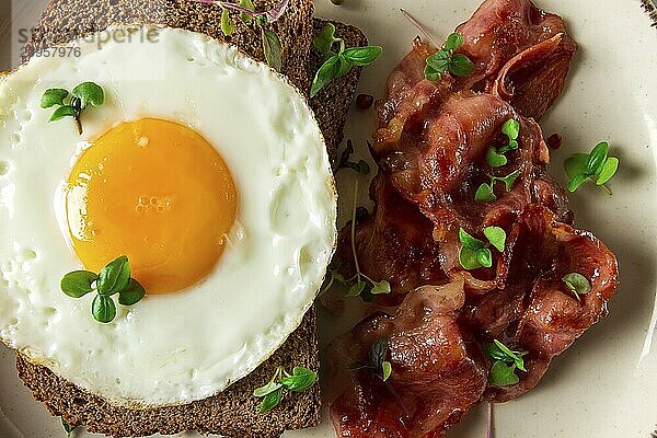 Frühstück  Spiegelei mit Speck  mikro grün  auf einem hellen Hintergrund  keine Menschen  selektiver Fokus