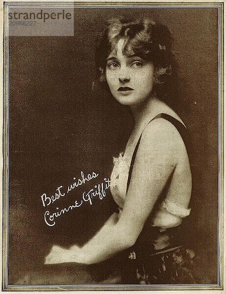 Studioporträt der Hollywood Schauspielerin Corinne Griffith  die während der Stummfilmzeit berühmt war und weithin als die schönste der Stummfilmschauspielerinnen galt. Mittelfalte aus der Picture Show Art Supplement um 1923