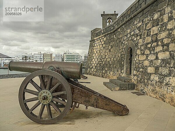 Ansicht einer Kanone und einer alten Festungsmauer unter bewölktem Himmel  lanzarote  Kanaren  Spanien  Europa