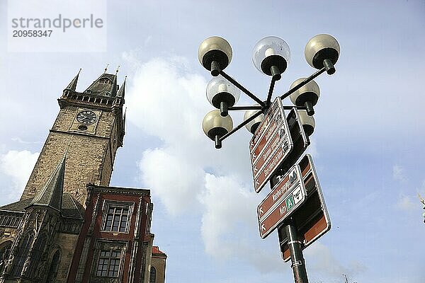 Gotischer Turm vom Altstaedter Rathaus am Altstaedter Ring und eine Strassenlaterne mit Hinweisschildern zu den Sehenswuerdigekeiten in der Stadt  Prag  Tschechien  Europa