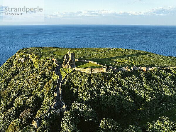 Scarborough Castle aus einer Drohne  Scarborough  North Yorkshire  England  Großbritannien  Europa